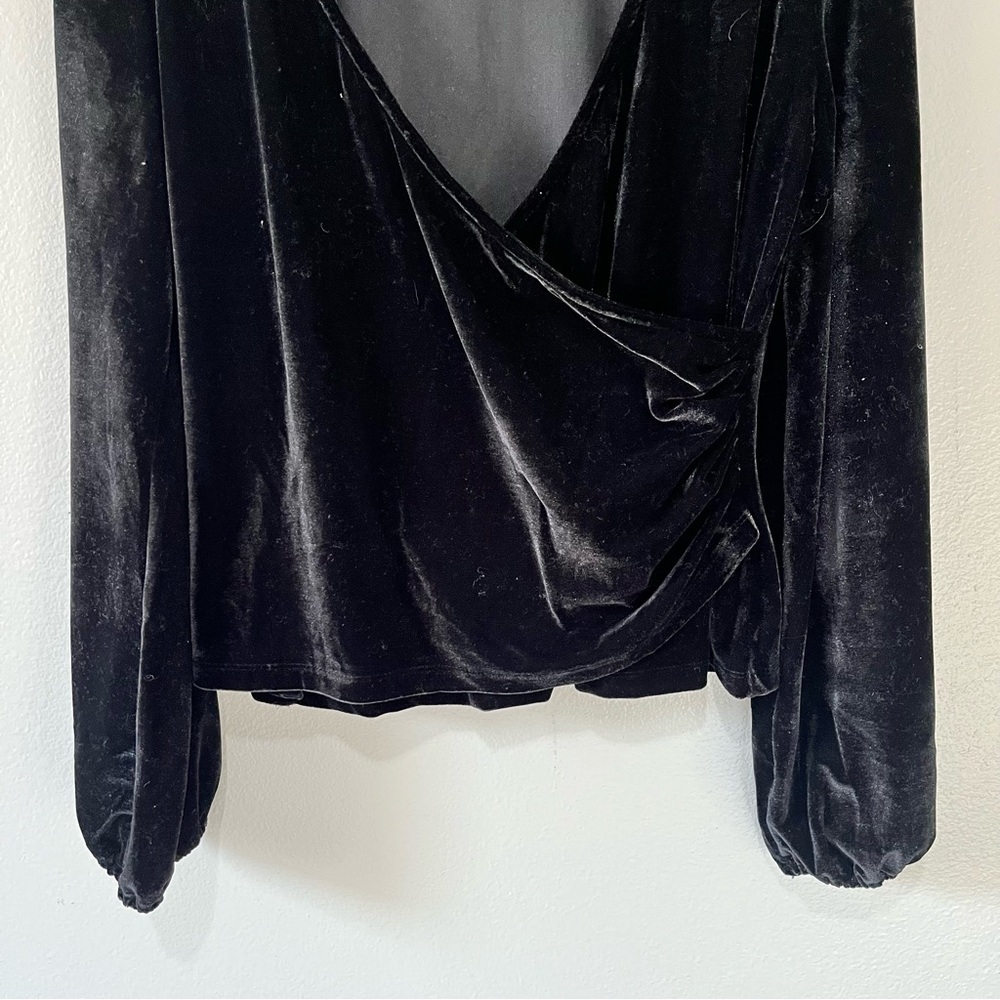 RACHEL ROY- NEW Black Velvet Deep V Cinched on Side Long Sleeve Top Size L - Picture 3 of 4